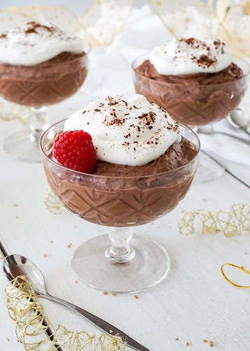 Only 4 ingredients and super easy to make chocolate mousse, perfect for New Years.